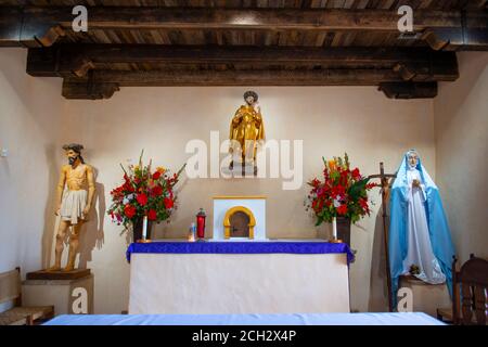 Altare all'interno della chiesa di Mission San Francisco de la Espada a San Antonio, Texas, USA. La Missione fa parte delle Missioni di San Antonio UNESCO World H. Foto Stock