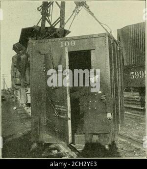 . Ingegnere meccanico ferroviario. Macchine container per l'uso del servizio di treno d'infreight. Queste vetture, che sono 46 ft. Di lunghezza, areprovided con sottotelaio di acciaio, sills di legno e pavimenti, efiancate di acciaio e estremità di circa 24 pollici di altezza per tenere i thecontainers in posizione. Le vetture saranno dotate di automezzi da trasporto standard e saranno in ogni modo adatte per il servizio ferroviario di trasporto regolare. I contenitori ora in costruzione per l'uso con queste vetture nel servizio di trasporto sono di ft. Lungo, e tre contenitori saranno utilizzati su ogni automobile. Sono stati costruiti con lati, estremità, tetti e telai di pavimento in acciaio, flo di legno Foto Stock