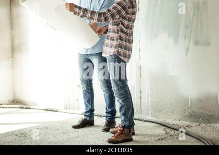 primo piano: foto con vista laterale ritagliata. due designer di talento stanno organizzando il progetto. lavoro di squadra Foto Stock