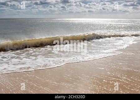 Mattina presto tranquillo con mare sole e sabbia, Norfolk del nord, Anglia orientale, Regno Unito Foto Stock