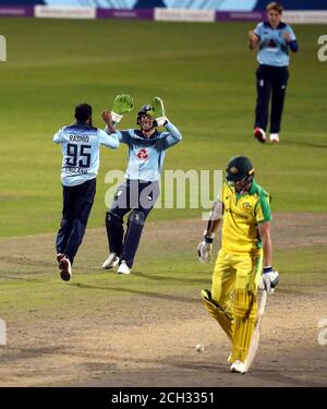 L'inglese Jos Buttler celebra con Adil Rashid (a sinistra) dopo che si sono Uniti per respingere l'australiano Alex Carey per vincere la seconda partita ODI Royal London all'Emirates Old Trafford, Manchester. Foto Stock