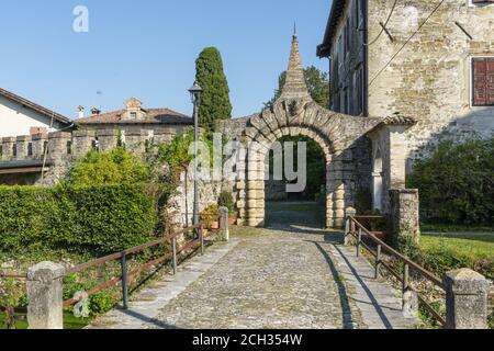 Antica porta d'ingresso al borgo medievale rurale di Strassoldo, Italia Foto Stock