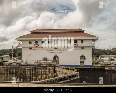 Città della conoscenza, Panama - 30 novembre 2008: Bianco buidling con tetto rosso è l'ufficio operativo situato nel centro di e guardando sopra Miraflores Lock Foto Stock