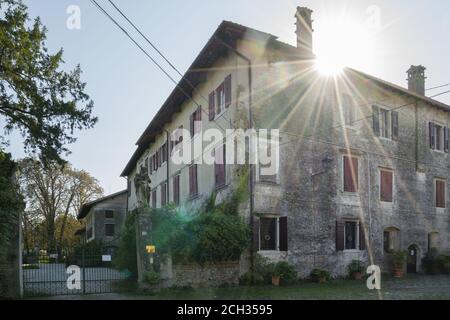 Strassoldo, Italia. 11 settembre 2020. Castello di sotto nel borgo rurale medievale di Strassoldo Foto Stock