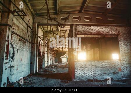 Interni di un vecchio edificio industriale abbandonato, camere dimenticate, atmosfera horror. Foto Stock
