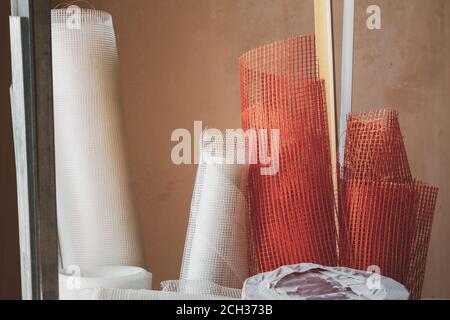 Materiali di costruzione, meshnets in fibra di vetro in un rotolo. Appartamento ristrutturato. Foto Stock