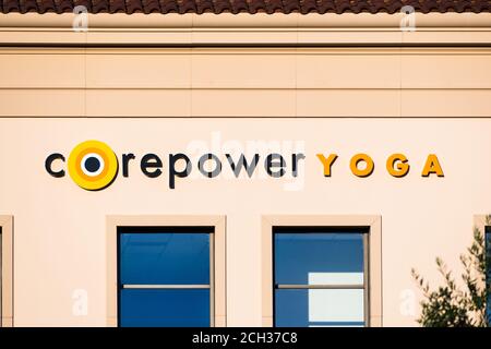 8 settembre 2020 Santa Clara / CA / USA - il logo Corepower Yoga in una posizione nella zona sud della baia di San Francisco; CorePower Yoga è il più grande yoga stodi Foto Stock