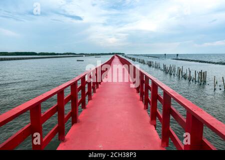 architettura di riferimento in viaggio sul ponte rosso sul lato oceano Foto Stock