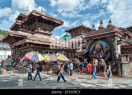 KATHMANDU, NEPAL - 14 AGOSTO 2018: Donna nepalese non identificata siede nella strada di Kathmandu Foto Stock