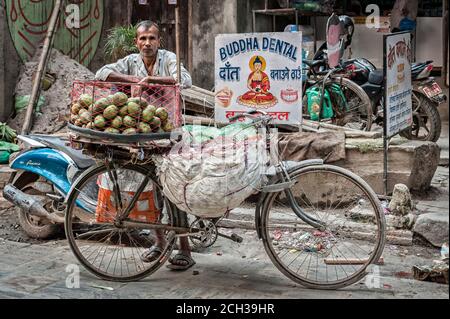 KATHMANDU, NEPAL - 14 AGOSTO 2018: Uomini nepalesi non identificati che vendono frutta nella sua bicicletta per le strade di Kathmandu, Nepal Foto Stock