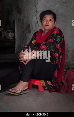 KATHMANDU, NEPAL - 14 AGOSTO 2018: Donna nepalese non identificata siede nella strada di Kathmandu Foto Stock