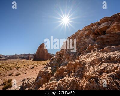 Sunburst su Glass Mountain con i Templi del Sole e. Luna Foto Stock