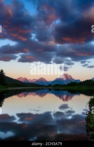 Sunrise Light colpisce solo le cime della gamma Teton Dopo l'alba da Oxbow Bend Foto Stock