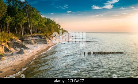 Vista aerea dello splendido tramonto sul Mar Baltico in estate, Polonia Foto Stock