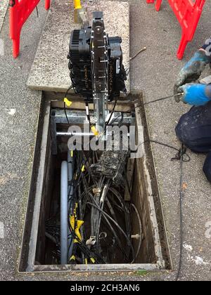 Ispezione dello splitter durante l'installazione della banda larga in fibra piena a. una casa domestica Foto Stock