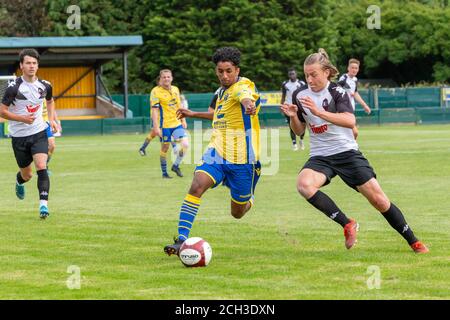 Jewad di Warrington Town AFC riceve una carica di spalla Da un giocatore di Salford City U23 al Cantilever Park Foto Stock