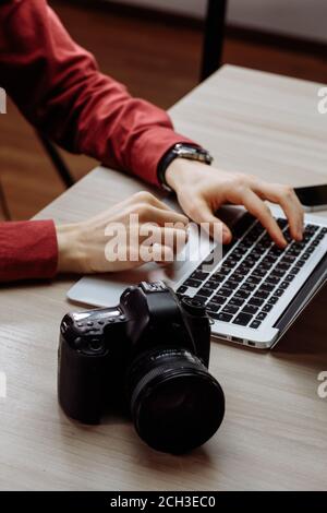 Uomo che utilizza nuovi gadget al lavoro. close up vista laterale foto ritagliata. Il processo di lavorazione Foto Stock