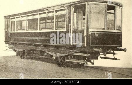 . Il giornale ferroviario di strada . PER ogni motore è prevista UNA VISTA FINALE del serbatoio DELL'AUTOVETTURA, la cui capacità complessiva è pari a 400 miglia. L'auto completa pesa qualcosa sotto le 16 tonnellate, include il completo numero di passeggeri, e anche se la normalità di velocità per cui è progettato è di 30 m.p.H., ha in diverse occasioni raggiunto una velocità notevolmente superiore a 50 miglia. La lattera è illuminata dall'elettricità ottenuta dalle batterie di stoccaggio,. LATERALE Vievy DELL'AUTOMOBILE che fornisce anche la corrente per l'accensione e le frizioni magnetiche. Il design della vettura completa è tale che, con il jack-ing su Foto Stock