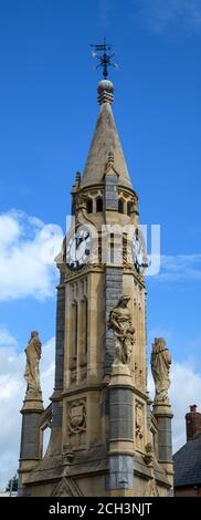 La torre dell'orologio verde di Lowman in una giornata di sole Tiverton Foto Stock