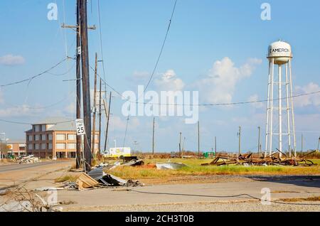 I detriti dell'uragano Laura litterano le strade, 11 settembre 2020, a Cameron, Louisiana. La città ha subito gravi danni a causa dell'uragano di categoria 4. Foto Stock