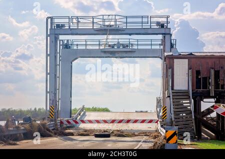 I detriti dell'uragano Laura litterano il traghetto Cameron atterrando, 11 settembre 2020, a Cameron, Louisiana. Foto Stock