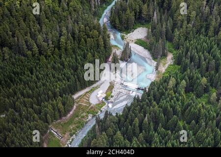 Dall'alto vista aerea di fitta foresta di conifere e curvy fiume situato in campagna nella stazione sciistica di Whistler Blackcomb Foto Stock