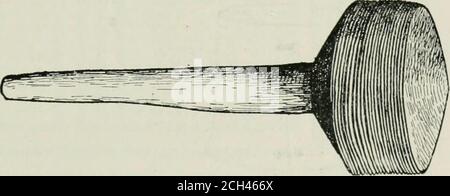 . Il Victoria Nyanza; la terra, le razze e i loro costumi, con esemplari di alcuni dialetti . Fig. 35.-copricapo di un mago, Uganda. (TIL E., 5294.) SAPONE UGANDESE. Per il lavaggio, la gente usa o la linfa di thebanan o un sapone fabbricato da legno-ceneri e grasso di mutton. Questo è composto in palle, avvolti in foglie di banana, e così portato a market.The donne in Uganda sono generalmente clotedin mbugu. In Usssoga grandi chiodi bianchi con le braccia sono anche fatti di corteccia. Come protezione per i piedi, il Wagandaput su robusti sandali durevoli. Questi areof dura pelle di bue rigido, e si aresched in su alla e Foto Stock