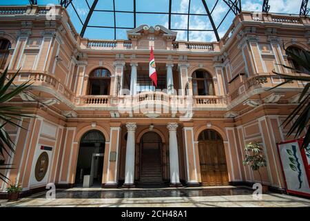 Ingresso laterale all'Ufficio postale centrale, Casa de Correos y Telegrafos edifici è stato costruito nel 1897, Lima, Perù, Sud America Foto Stock