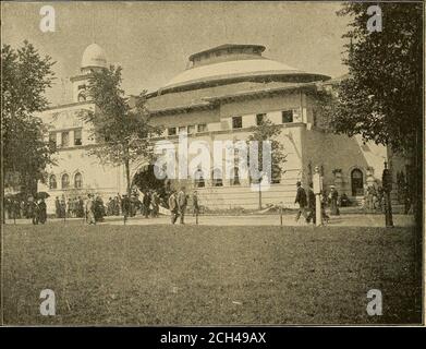 . Viaggi a zigzag nella città bianca. Con visite alla vicina metropoli . mare. Avrebbe havecharmed Ruskin. Era uno Ion di mille piedi o due centosei; due poligoni collegati da un arco. Fu costruito di marineforme; e qui, per la prima volta, il visitatore potrebbe entrare come eresse le regioni delle acque e viaggiare aniong- gli abitanti del profondo. Il Giappone e la Norvegia hanno guidato le mostre, mentre il Massachusetts ha presentato le industrie di Gloucester. Trovo qui, ha detto il sig. Marlowe, un'idea da prendere nella nostra vita cittadina; è decorazioni di conchiglia per prati e case. Ha preso la sua nota- Foto Stock