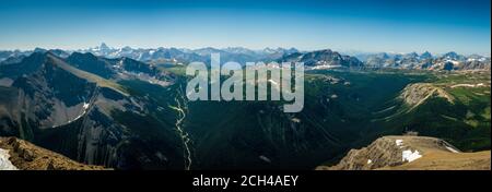 Vista panoramica delle Montagne Rocciose canadesi con vista dall'alto, Banff National Park, Alberta, Canada. Foto Stock