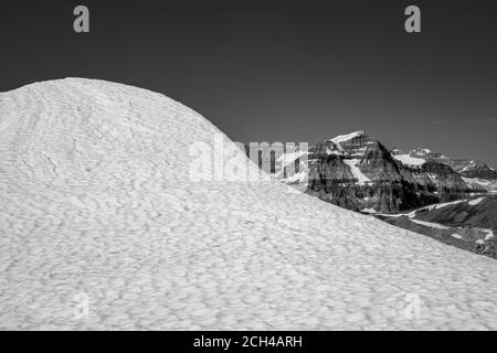 Copertura da neve sulla cima del Monte Bourgeau, Banff National Park, Alberta, Canada. Foto Stock