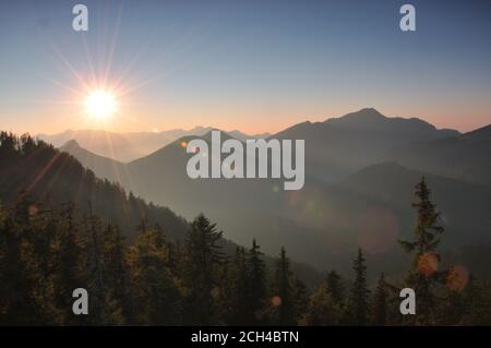 Tramonto sulle alpi di Chiemgau con montagne e foreste, Baviera, Germania Foto Stock