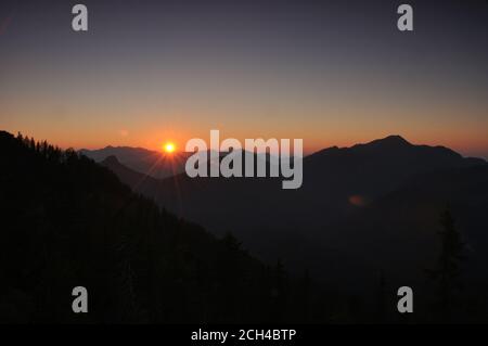 Tramonto sulle alpi di Chiemgau con montagne e foreste, Baviera, Germania Foto Stock