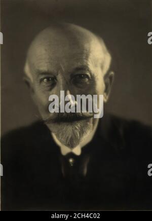 1930 c.. , PARIGI , FRANCIA : il celebre regista francese GEORGES MELIES ( Méliès , 1861 - 1938 ). Fotografo sconosciuto . - CINEMA MUTO - FILM MUTO - barba - baffi - baffi - REGISTRO cinematografico - ritratto - ritratto - STORIA - FOTO STORICHE --- Archivio GBB Foto Stock