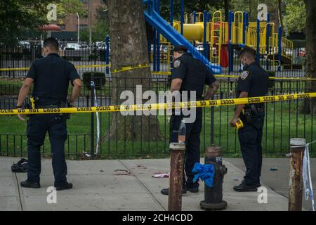 La polizia indaga su una uccisione fatale di un maschio di 27 anni nel Bronx al 1760 Bruckner Boulevard. Foto Stock