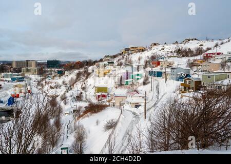 Una collina a St. John's, Terranova, coperta da case e edifici in legno colorati e dipinti con colori vivaci. Foto Stock