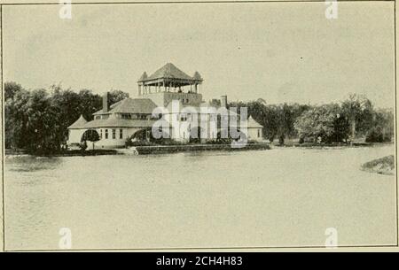 . Detroit, 'la città dello stretto'; storico, descrittivo, illustrato. Ingresso alla Belle Isle da tlic Bridi;c. olmo alberi, con numerosi prati naturali, e fu definito come apark nella 1SS2 da Frederick Law Olmsted, il riconosciuto maestro dell'arte dell'architettura paesaggistica. I bei casinò, le case delle barche, le strade e le passeggiate, l'ampio canale con numerose barche gay da diporto, e le altre caratteristiche artificiali, sono tutti in armonia con, e solo sicuro di migliorare, le bellezze naturali del luogo. All'estremità superiore dell'isola si trova il faro in pietra asubstantiale. Appena sopra Belle Isle sulla Th Foto Stock