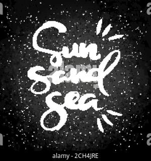 Sole, sabbia, Mare. Frase motivazionale vettoriale su una tavola di ardesia. Scritta ornata disegnata a mano. Stampa a doodle disegnata a mano Illustrazione Vettoriale