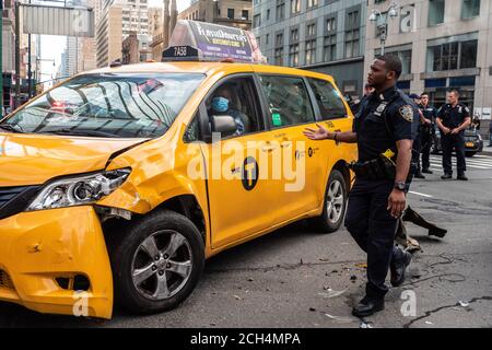 Un incrociatore NYPD e un taxi giallo si scontrano su Broadway e 58th Street a Manhattan il 13 settembre 2020. (Foto di Gabriele Holtermann/Sipa USA) Credit: Sipa USA/Alamy Live News Foto Stock