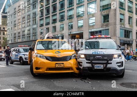 Un incrociatore NYPD e un taxi giallo si scontrano su Broadway e 58th Street a Manhattan il 13 settembre 2020. (Foto di Gabriele Holtermann/Sipa USA) Credit: Sipa USA/Alamy Live News Foto Stock