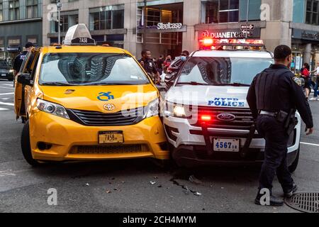 Un incrociatore NYPD e un taxi giallo si scontrano su Broadway e 58th Street a Manhattan il 13 settembre 2020. (Foto di Gabriele Holtermann/Sipa USA) Credit: Sipa USA/Alamy Live News Foto Stock