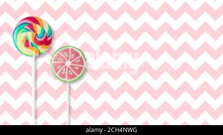 Due lollipop colorati su sfondo bianco e rosa. Concetto di dolci, colori e zucchero. Foto di dolci con spazio per la copia. Foto Stock