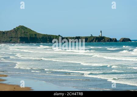 Il faro di Yaquina Head visto dal Beverly Beach state Park vicino a Newport, Oregon, USA Foto Stock