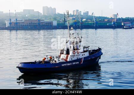 Estate, 2016 - Vladivostok, Russia - UNA barca della Guardia Costiera passa ad alta velocità attraverso l'area dell'acqua di Vladivostok Foto Stock