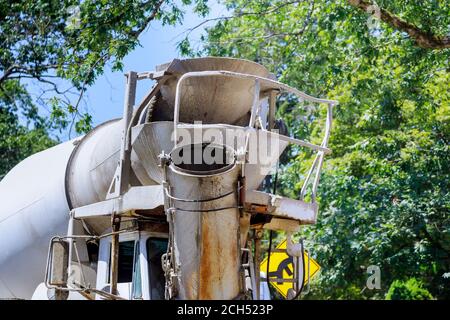 Betoniera calcestruzzo camion che versa calcestruzzo fresco Foto Stock