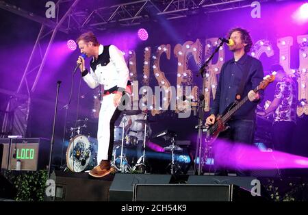 Knebworth, Regno Unito. 12 settembre 2020. Il cantante dei Kaiser Chiefs, Ricky Wilson e bassista, Simon Rix al Pub durante il Park's Drive in Garden Party al Knebworth Park. Credit: SOPA Images Limited/Alamy Live News Foto Stock