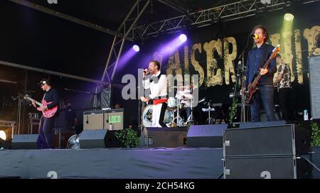 Knebworth, Regno Unito. 12 settembre 2020. I capi Kaiser si esibiscono sul palco al Pub durante la festa Park's Drive in Garden al Knebworth Park. Credit: SOPA Images Limited/Alamy Live News Foto Stock