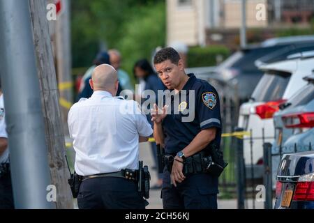 New York, Stati Uniti. 13 Settembre 2020. Ufficiali della NYPD visti sulla scena di ripresa. Polizia dal 109th Precinct, Queens ha risposto ad un altercation di un maschio e una femmina in una residenza in College Point.Suspect sparato all'arrivo di poliziotti NYPD, ma non ha sparato indietro. Sospetto si arrese alla fine e portato al recinto. Credit: SOPA Images Limited/Alamy Live News Foto Stock