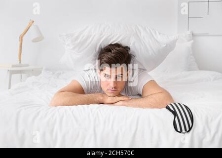 Giovane che soffre di insonnia in camera da letto Foto Stock