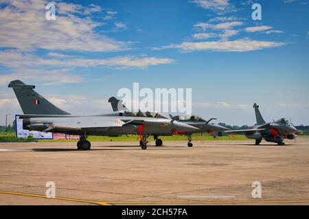 I nuovi aerei da combattimento Rafale dell'Indiana Air Force ad Ambala Air Forza base durante la cerimonia di induzione formale Foto Stock